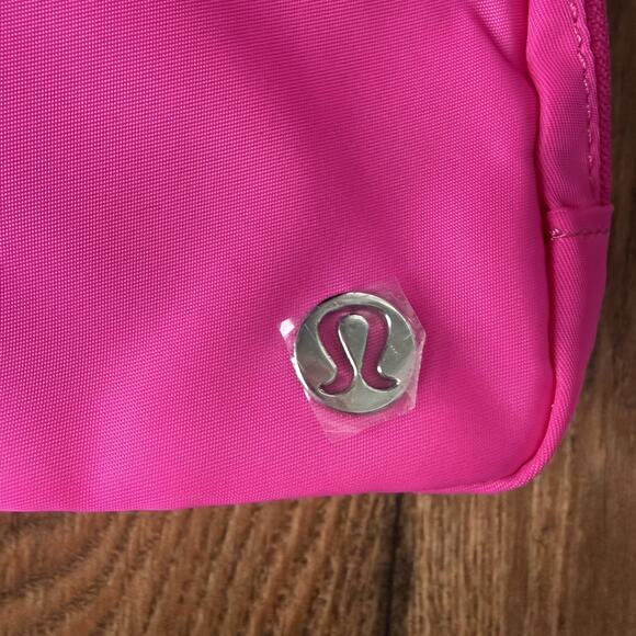 Lululemon 1L Everywhere Belt Bag HOT PINK NWT - Picture 3 of 5